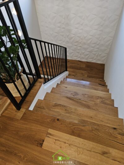 Wohntraum der keine Wünsche offen lässt: neuwertiges Haus mit Garten und Doppelgarage - Bild (13220)