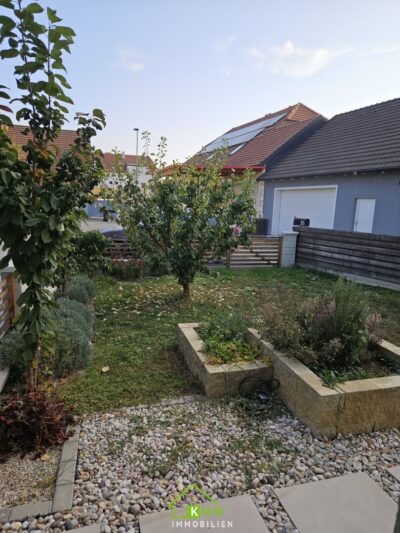 Wohntraum der keine Wünsche offen lässt: neuwertiges Haus mit Garten und Doppelgarage - Bild (13204)