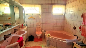 gepflegtes Wohnhaus in Ruhelage mit großem Garten, Schwimmteich und Doppelgarage - Bild (7132)