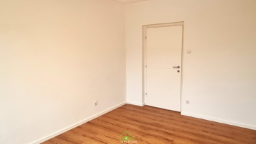 NEU AM MARKT – ERSTBEZUG NACH SANIERUNG: 2-Zimmer-Wohnung mit Loggia in Zentrumsnähe – traumhafter Ausblick - Bild (5427)