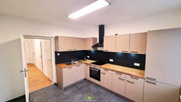 NEU AM MARKT – ERSTBEZUG NACH SANIERUNG: 2-Zimmer-Wohnung mit Loggia in Zentrumsnähe – traumhafter Ausblick - Bild (5431)