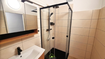 NEU AM MARKT – ERSTBEZUG NACH SANIERUNG: 2-Zimmer-Wohnung mit Loggia in Zentrumsnähe – traumhafter Ausblick - Bild (5428)