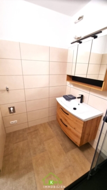 NEU AM MARKT – ERSTBEZUG NACH SANIERUNG: 2-Zimmer-Wohnung mit Loggia in Zentrumsnähe – traumhafter Ausblick - Bild (5429)