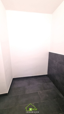 NEU AM MARKT – ERSTBEZUG NACH SANIERUNG: 2-Zimmer-Wohnung mit Loggia in Zentrumsnähe – traumhafter Ausblick - Bild (5435)