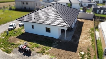 Familienfreundlich: moderner, großzügiger Bungalow in ruhiger Lage - Titelbild (4631)